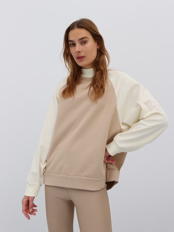 EDITED Sweatshirt 'Birthe' in Beige: front