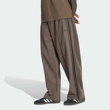 Wide leg Pantaloni 'OVERSIZED TRACK' di ADIDAS ORIGINALS in marrone: frontale