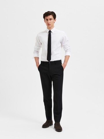 Coupe slim Pantalon à plis 'Liam' SELECTED HOMME en noir