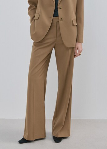 MANGO Regular Pleated Pants in Brown: front
