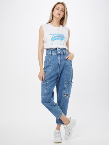 Top de la Tommy Jeans pe alb