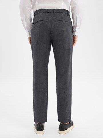 Regular Pantalon à pince Finshley & Harding en gris