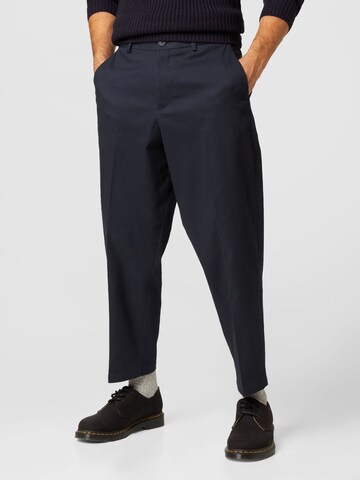 BURTON MENSWEAR LONDON Loose fit Trousers with creases in Blue: front