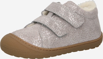 LURCHI Обувки за прохождане 'TOLA' в сиво: отпред