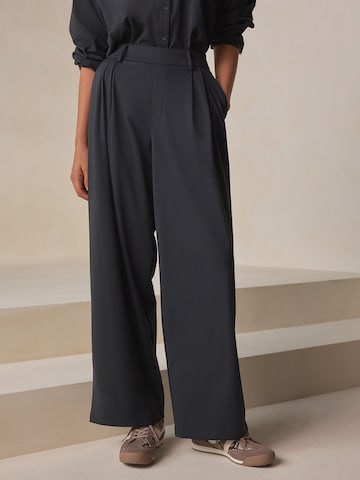 Next Широкий Брюки со складками в Черный: спереди