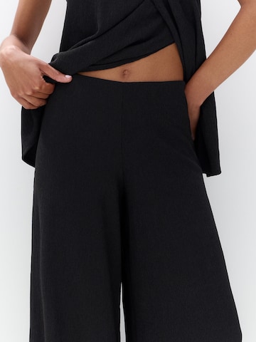Pull&BearWide Leg/ Široke nogavice Hlače - crna boja