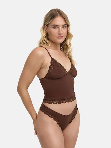 cfab (formerly creamy fabrics) - Top 'Deep Neck Lace Top' en marrón: frente