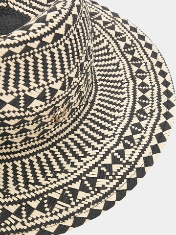 GUESS Hat in Beige