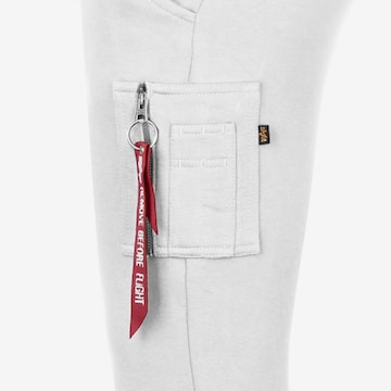 ALPHA INDUSTRIES - Tapered Calças 'X-Fit' em branco