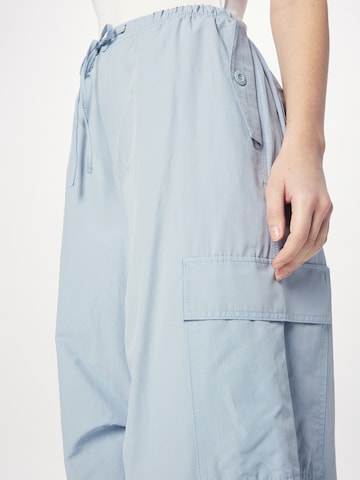 Bershka Ohlapna forma Kargo hlače | modra barva