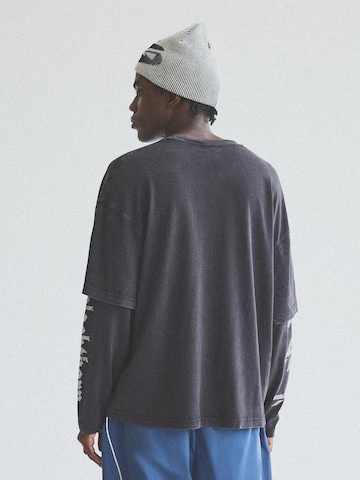 Tricou 'BLACKTHORN' de la Bershka pe negru