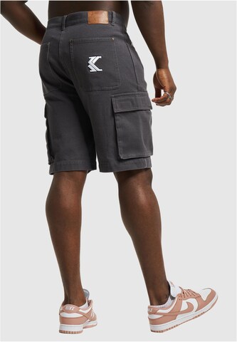 Regular Pantalon cargo Karl Kani en gris