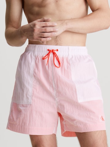 Calvin Klein Swimwear Zwemshorts in Roze: voorkant