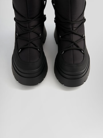 Boots da neve di Bershka in nero