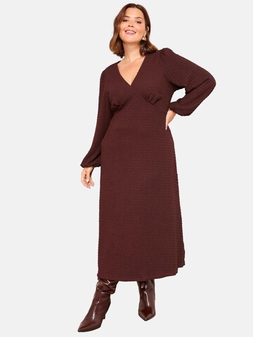 Friends Like These Платье в Коричневый: спереди