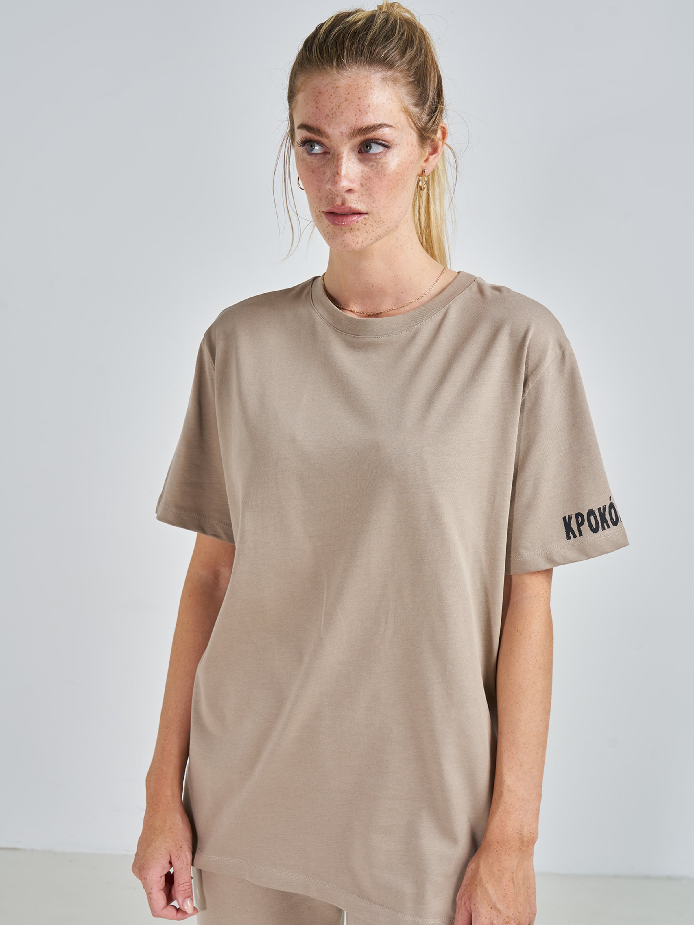 Femme T-Shirt Toni x Swalina&Linus en Beige Foncé 