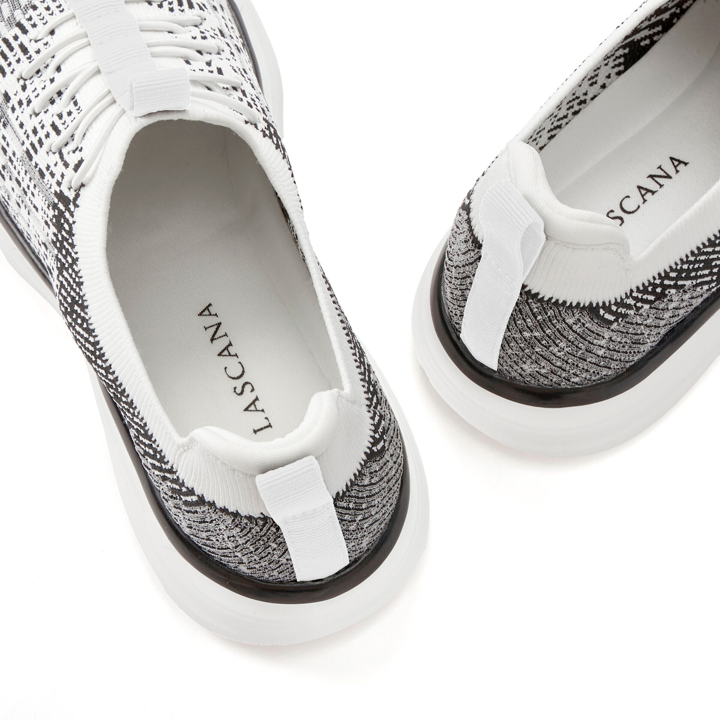 LASCANA Slip on -tennarit värissä musta