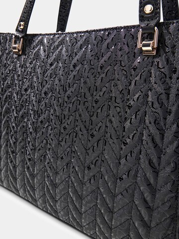 GUESS Schultertasche 'Stacey' in Schwarz
