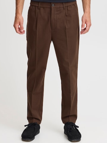 regular Pantaloni con pieghe 'CFMarc' di Casual Friday in marrone: frontale