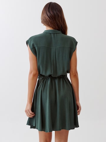 Tussah Φόρεμα 'ADELINA' σε πράσινο: πίσω