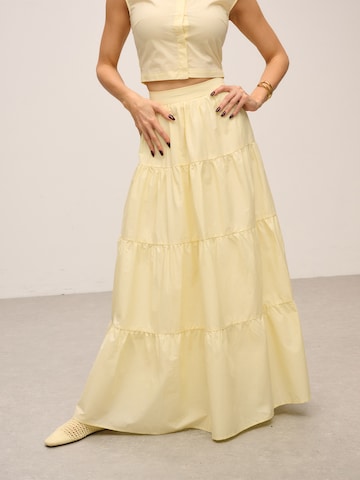 ORIMEI by Victoria Swarovski Пола в жълто: отпред