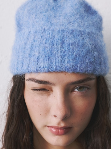 Căciulă de la Pull&Bear pe albastru