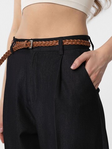 Antioch Конический (Tapered) Брюки со складками 'Marisol' в Черный