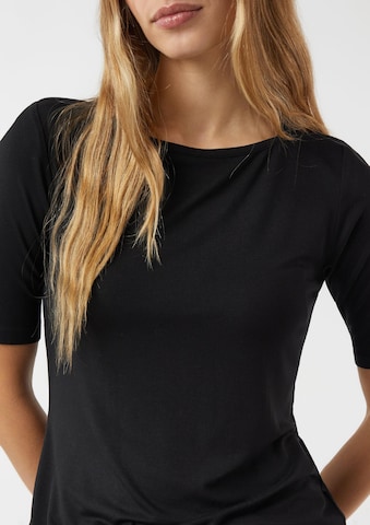 Tricou de la COMMA pe negru