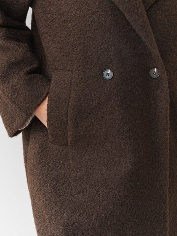 Next Mantel in Braun