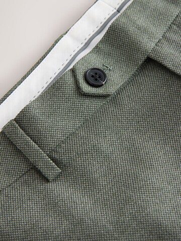 Slimfit Pantaloni cu dungă de la Next pe verde