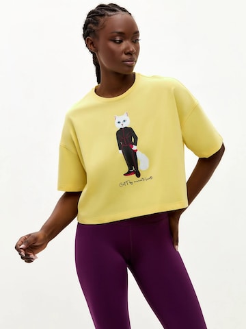 T-shirt 'Sport Cat with Dumbbells' Cat e Lolette en jaune : devant