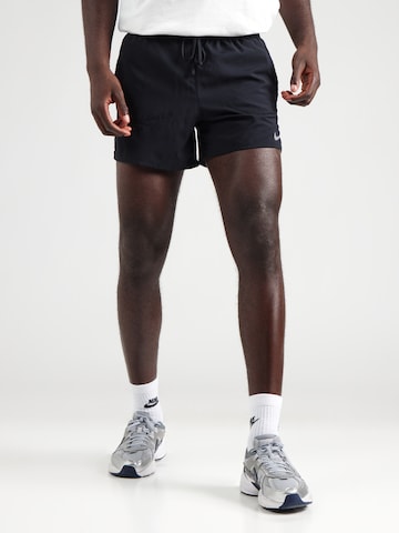 NIKE regular Sportsbukser 'STRIDE' i sort: forside