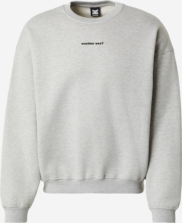 Kaotiko Collegepaita 'ANOTHER ONE' värissä harmaa: etupuoli