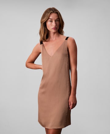 Calvin Klein Jeans Jurk in Bruin: voorkant