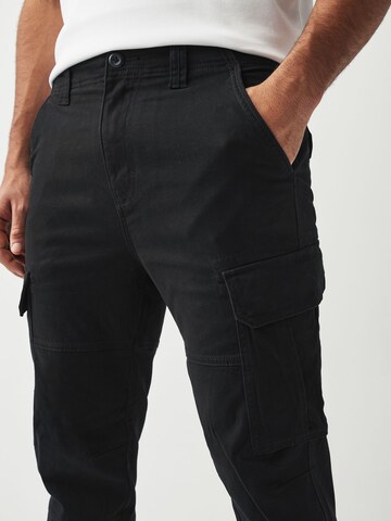 Next Slimfit Kapsáče – černá