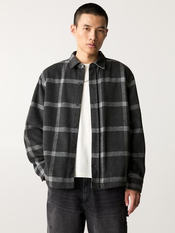 Pull&Bear Comfort Fit Skjorta i svart: framsida