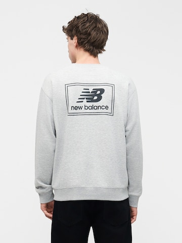 Felpa di new balance in grigio: frontale