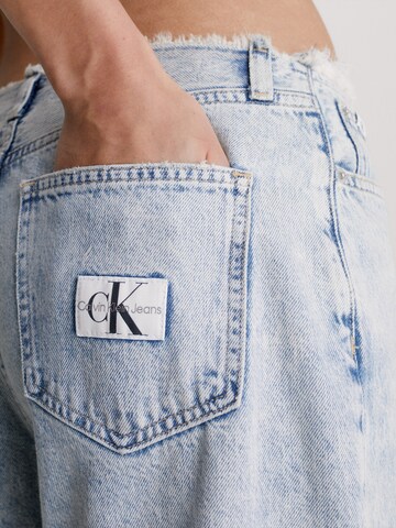 Calvin Klein Jeans بساق عريضة جينز بلون أزرق