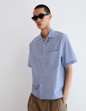 BershkaRegular Fit Košulja - plava boja: prednji dio