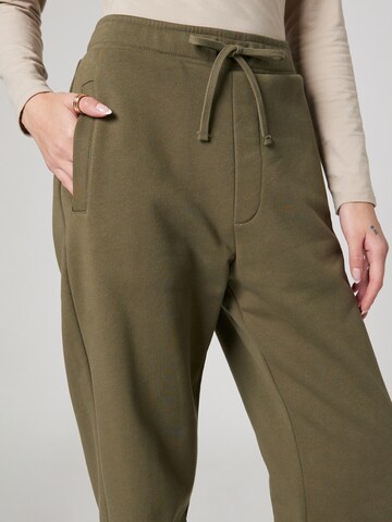 ABOUT YOU x Alvaro Soler - Tapered Pantalón 'Matti' en verde