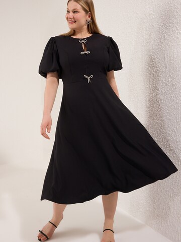 Trendyol Curve - Vestido en negro: frente