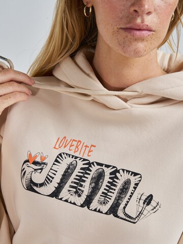 Sweat-shirt 'Ilja' ABOUT YOU x Swalina&Linus en beige