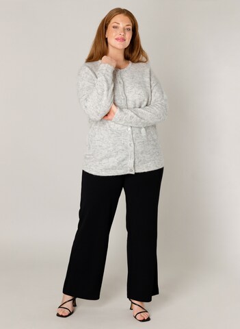 BASE LEVEL CURVY Strickjacke in Grau