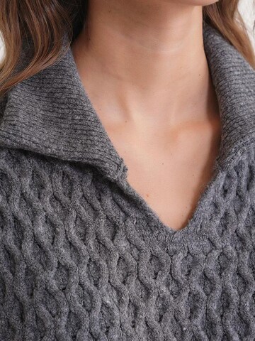 Pullover di MixRay in grigio