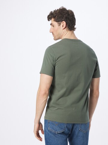 LEVI'S ® Тениска 'Housemark V Neck Tee' в зелено