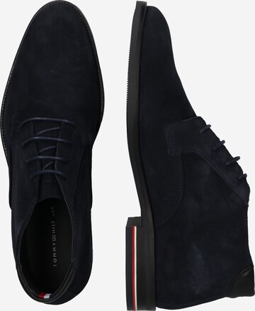 TOMMY HILFIGER Chukka Boots in Blauw