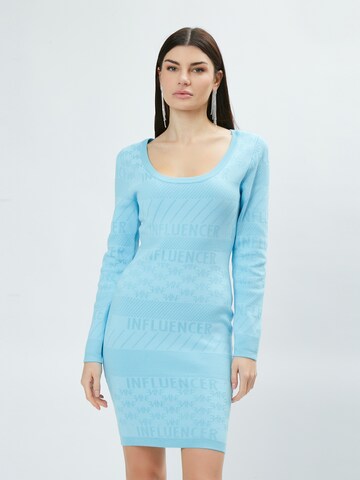 Influencer Dress in Blue: front