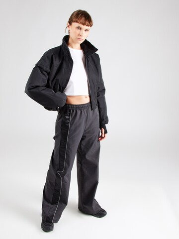 Nike Sportswear - Chaqueta de entretiempo en negro