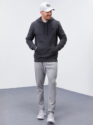 Felpa di Tommy Life in grigio