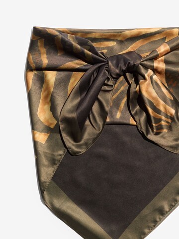 Friends Like These Doek in Bruin